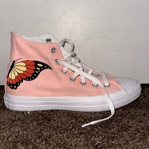 Converse. Women’s size 8 men’s size 6